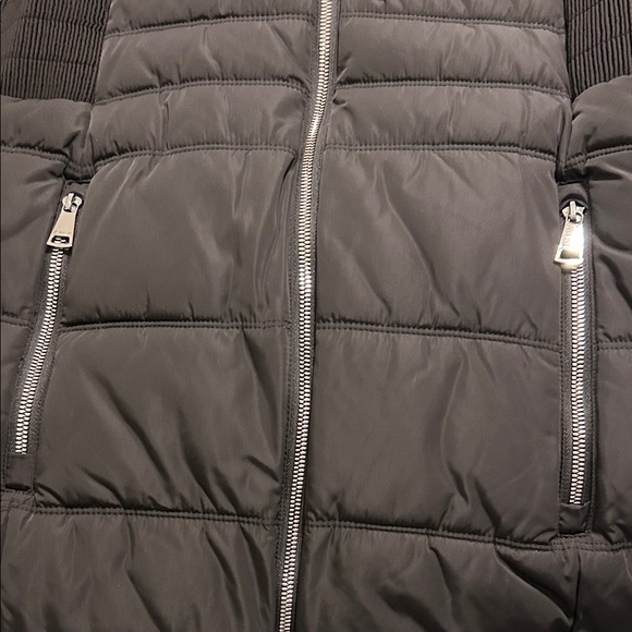 DKNY - Size Medium-Women’s puffer jacket with faux fur hood *NEW WITH TAGS* - Picture 4 of 11